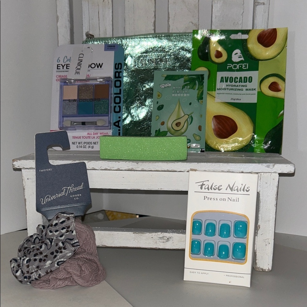 Clinique Cosmetic Bag featuring makeup & skincare bundle